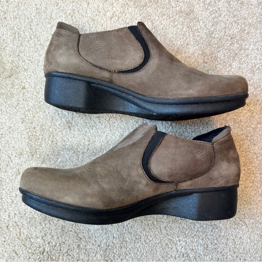 Dansko Lynn‎ Casual Slip on Shoes Khaki Taupe Nubuck Leather Size 39 - Picture 6 of 12